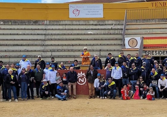 Miembros del Club 3 Puyazos, al acabar la pasada Feria del Aficionado en la plaza de San Agustín de Guadalix