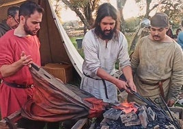 El herrero José Gómez Béjar, en el centro, forjando una pieza en la fragua.