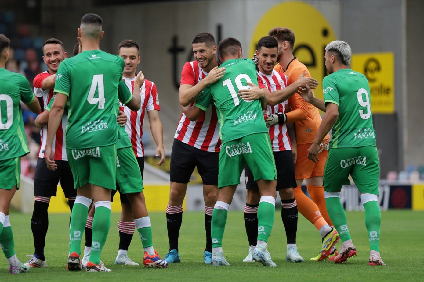 Los jugadores de ambos equipos se saludan antes del comienzo del encuentro.