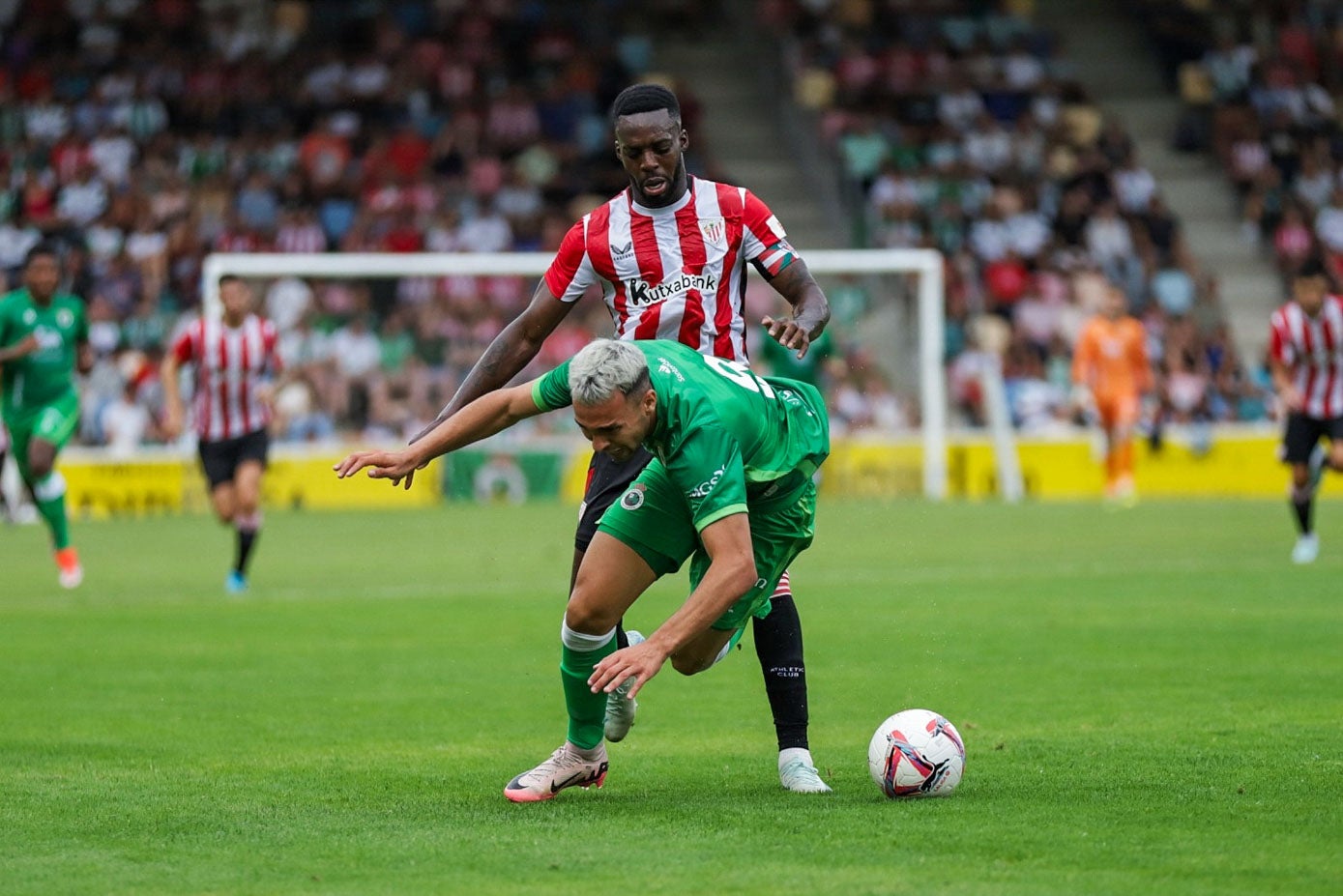 Arana cae en una jugada con Iñaki Williams.