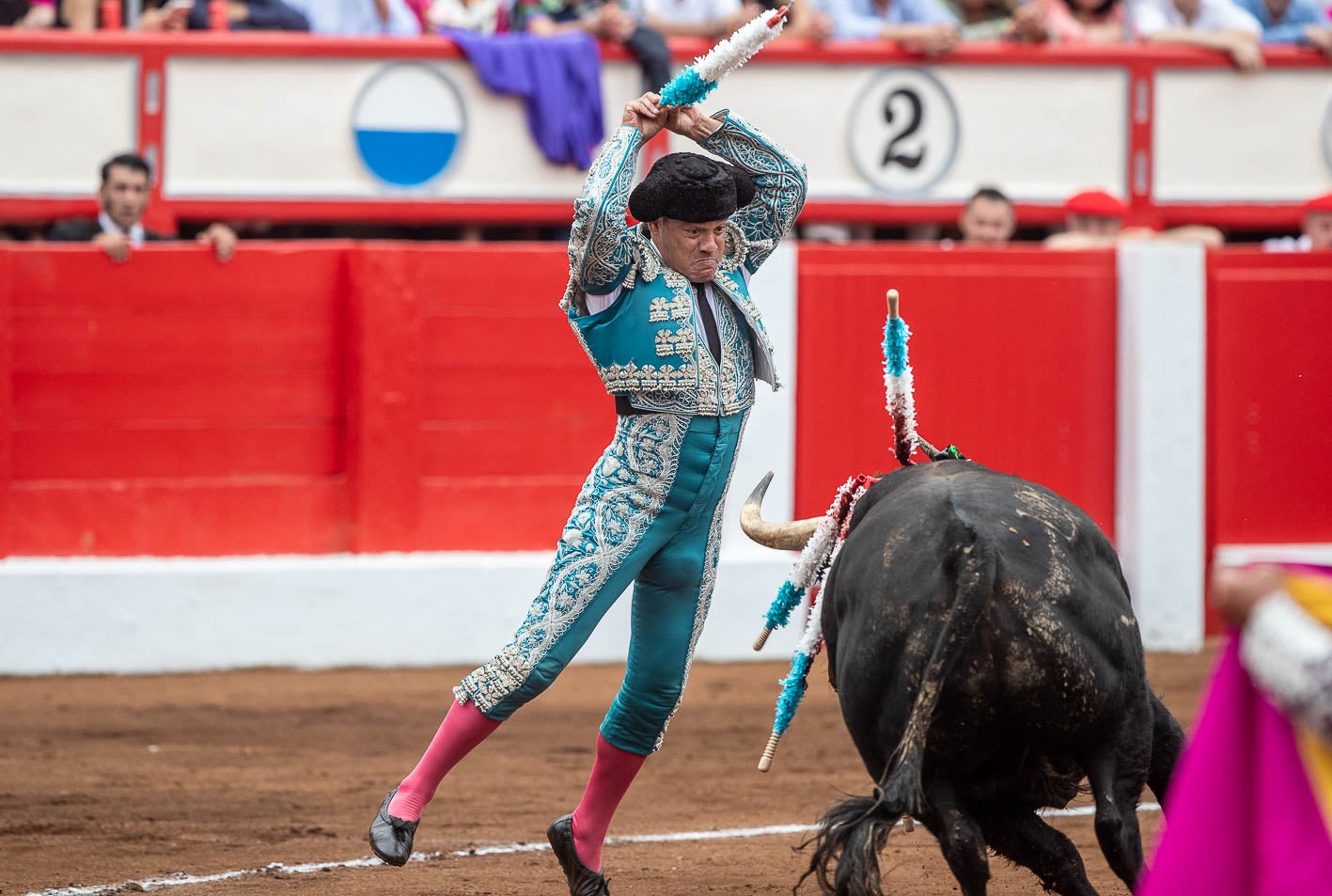 Juan José Trujillo pone banderillas en el cuarto