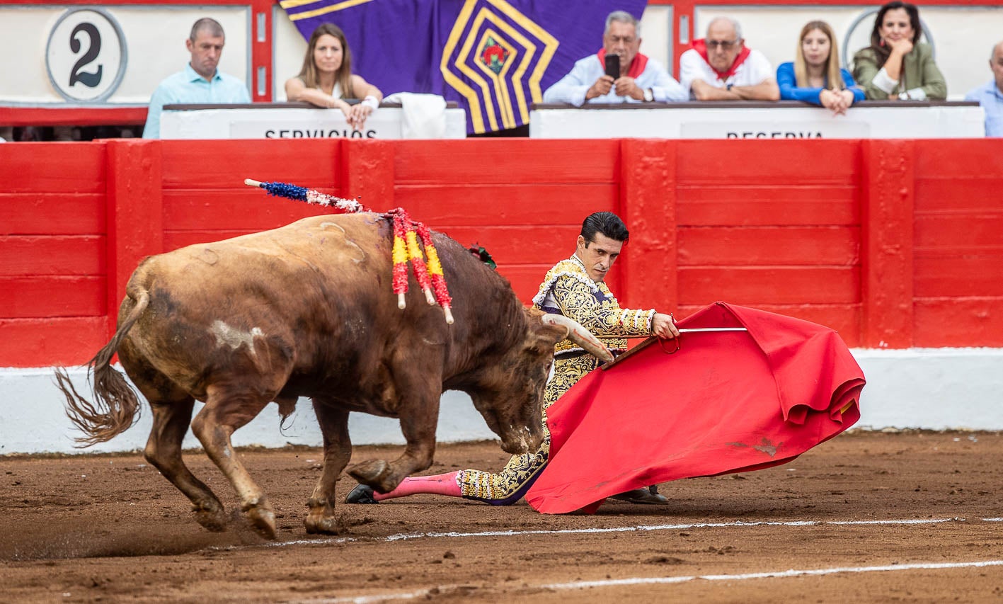 Inicio de faena de Alejandro Talavante al quinto de la tarde