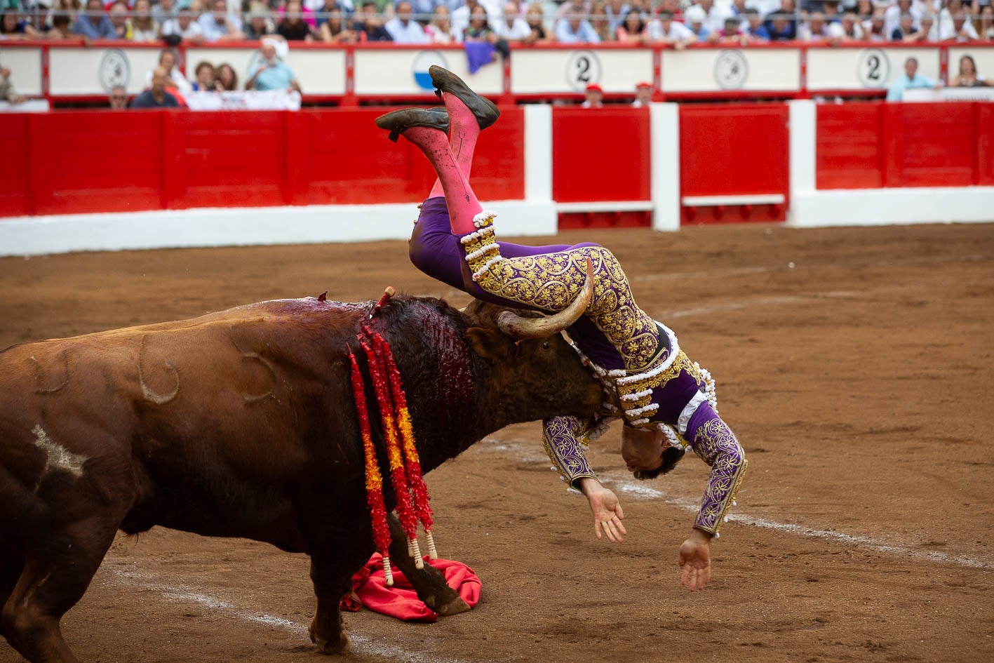 Tomás Rufo volteado al entrar a matar al sexto