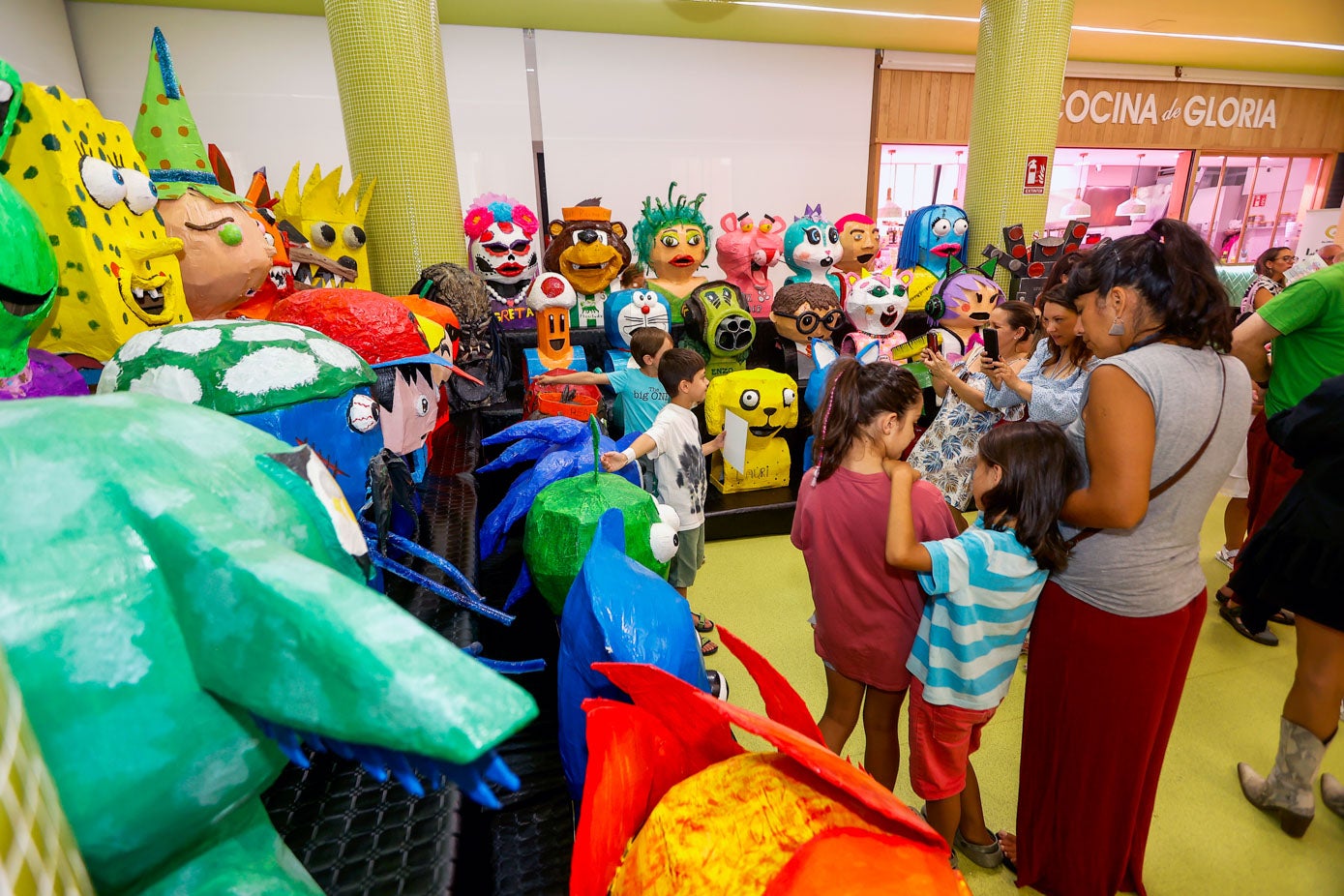 Niños y familiares se fotografían durante la presentación de las creaciones, este miércoles, en la Plaza de Abastos. 