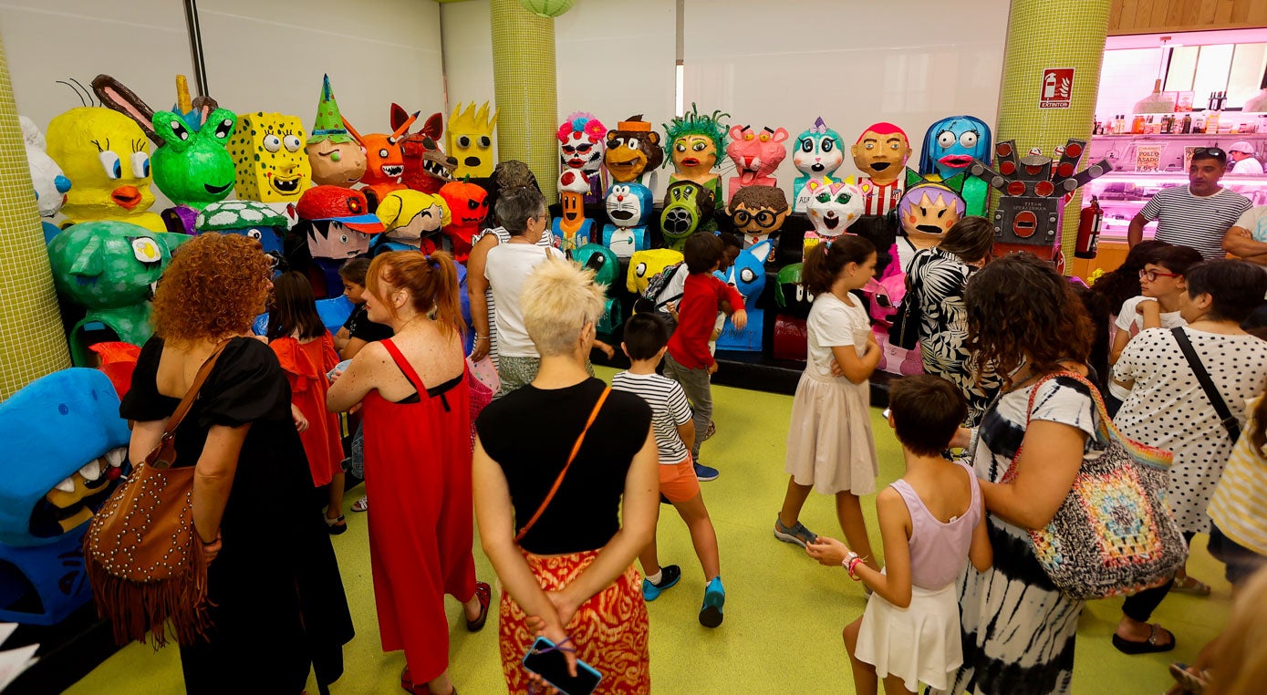 Niños y familiares, este miércoles, durante la inauguración de la exposición. 