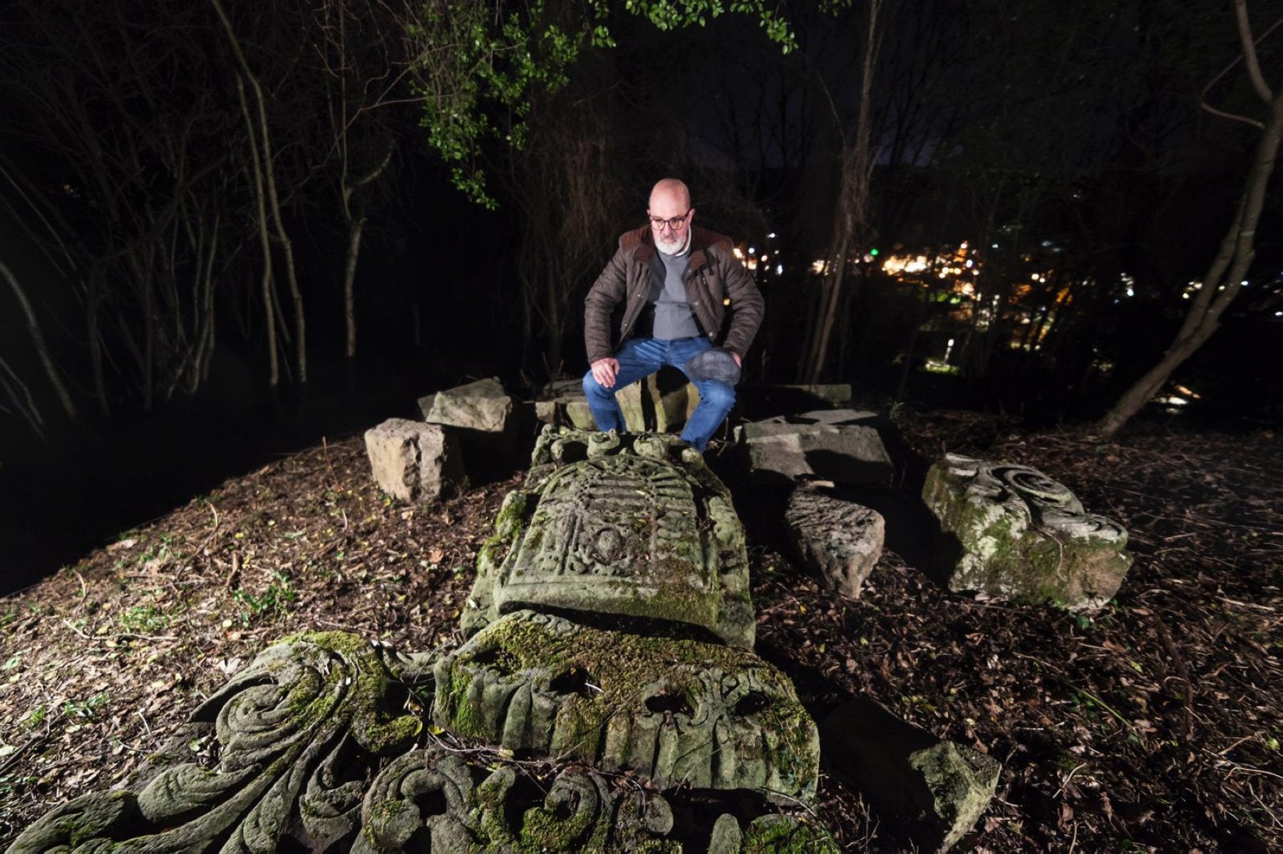 El historiador y escritor Pedro de la Vega en las ruinas de la Ermita de la Paz.