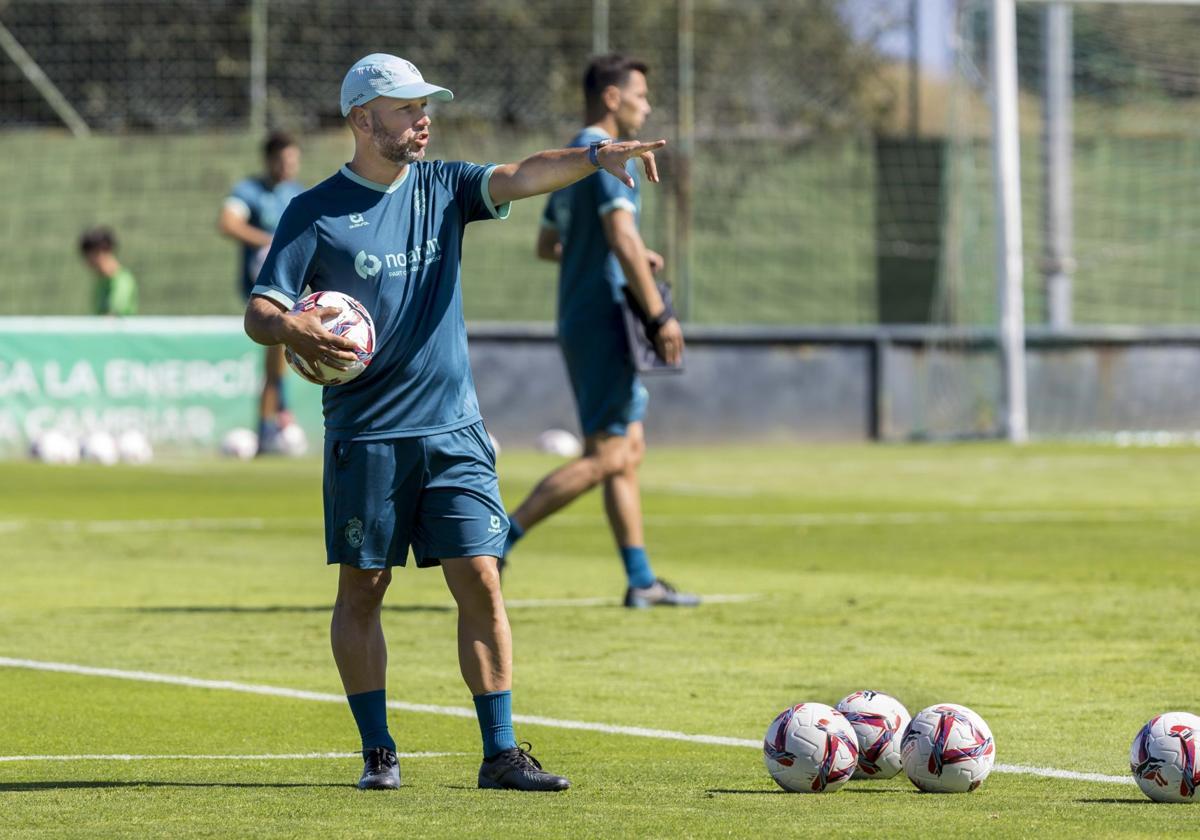 José Alberto da indicaciones a sus jugadores durante un entrenamiento en La Albericia.