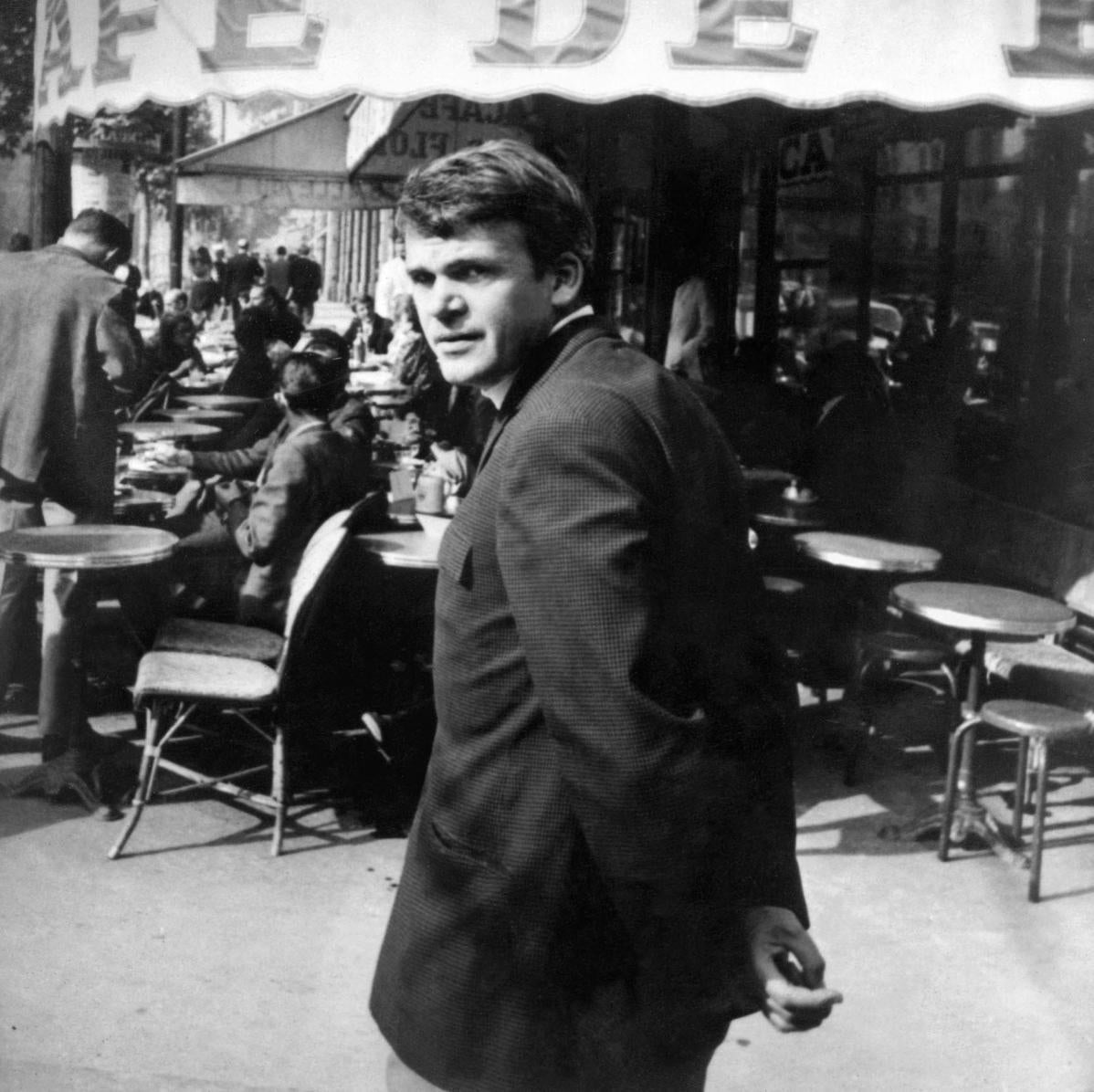 p Kundera pasea por el centro de París. La imagen está tomada frente al Café de Flore en 1975.