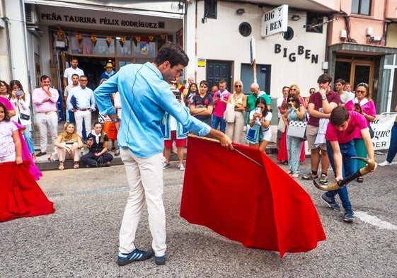 Tomás Rufo, durante su clase de toreo de salón en la fiesta solidaria en beneficio de la Escuela Taurina de Santander