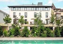 El hotel Rhin Garden visto desde la piscina ubicada junto el jardín interior del establecimiento.