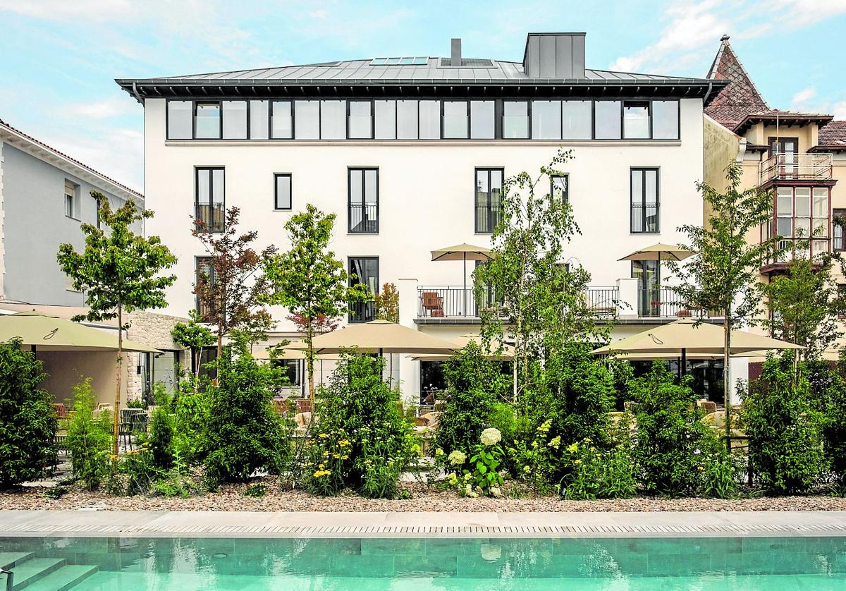 El hotel Rhin Garden visto desde la piscina ubicada junto el jardín interior del establecimiento.