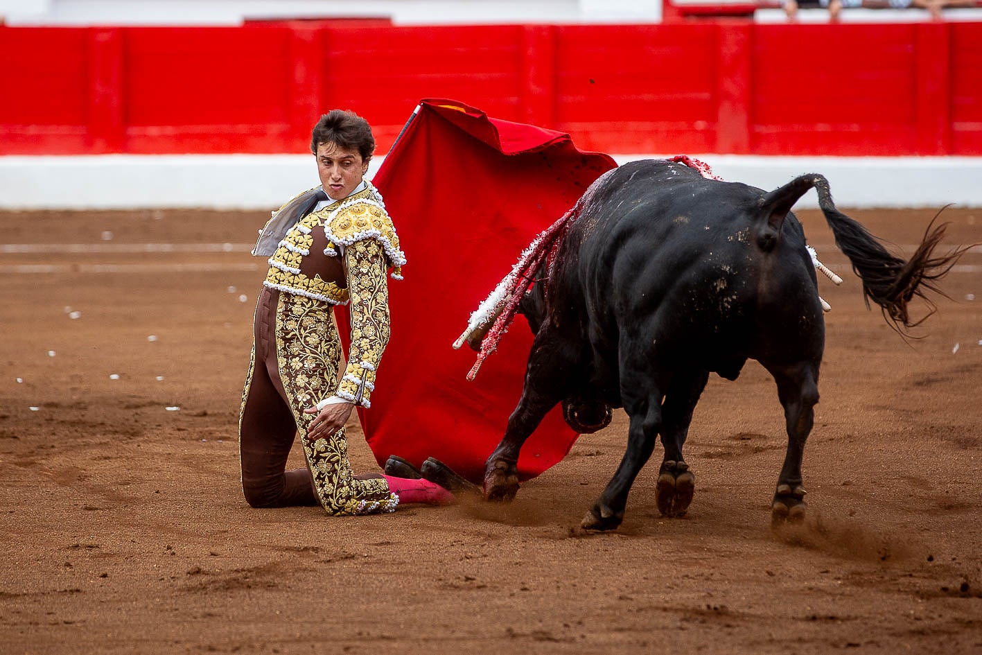 Inicio de faena de rodillas y por la espalda de Roca Rey a su primer oponente