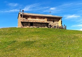 La ermita de El Moral, uno de los lugares de referencia en el Parque Natural Saja-Besaya.