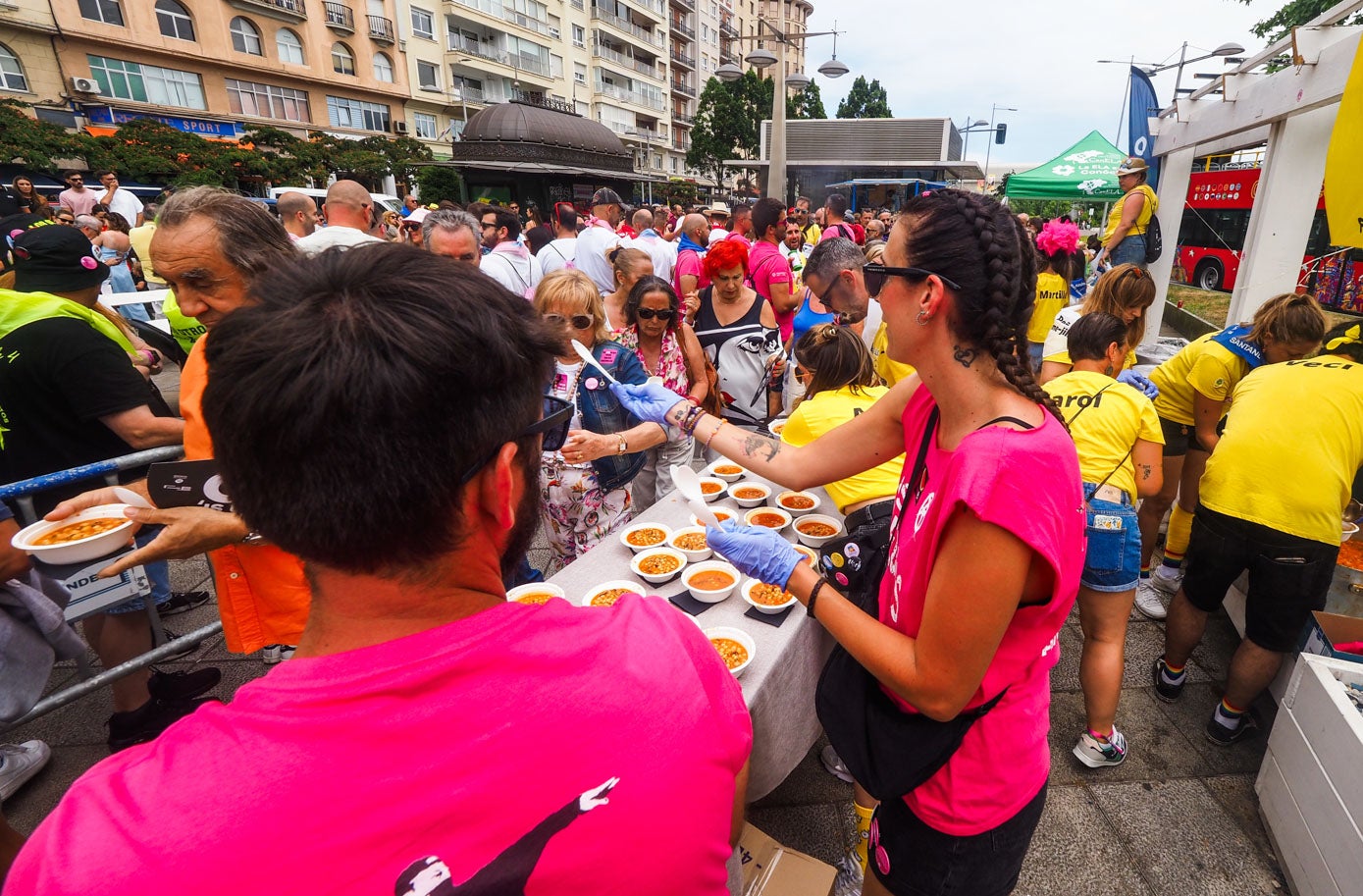 Los responsables de repartir la comida han sido las peñas Alme-Jillón y Renegados