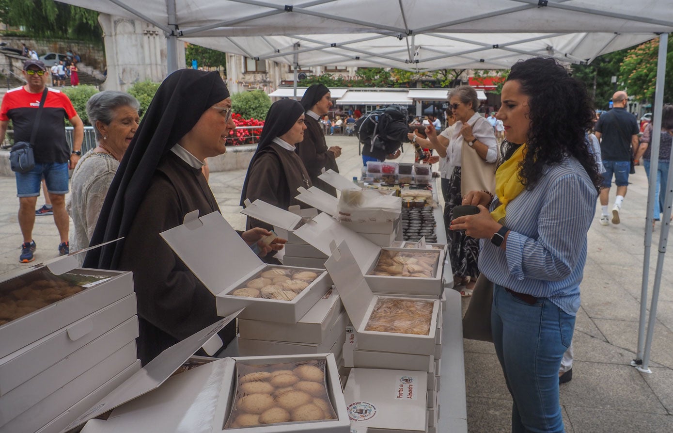 La Clarisas sacaron sus dulces a la calle en la Plaza de Atarazanas