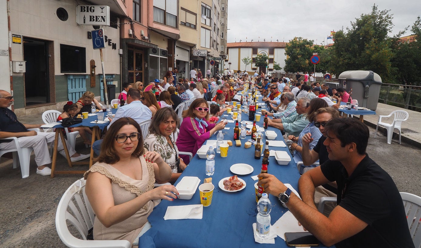 Tras el encuentro con Tomás Rufo, se celebró una comida de hermandad en la calle Padre Rábago