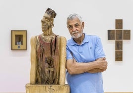 El artista Eloy Velázquez, junto a una de sus piezas, en la sala Concepción Arenal donde expone 'Wonderland'.