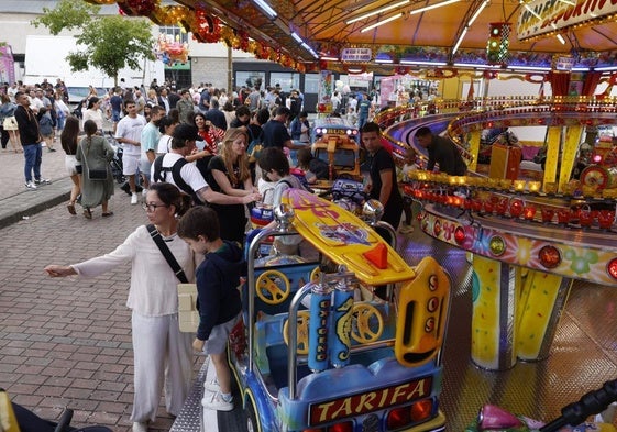 Los más pequeños disfrutan de las atracciones de las ferias en el recinto ubicado en el aparcamiento de los Campos de Sport de El Sardinero.