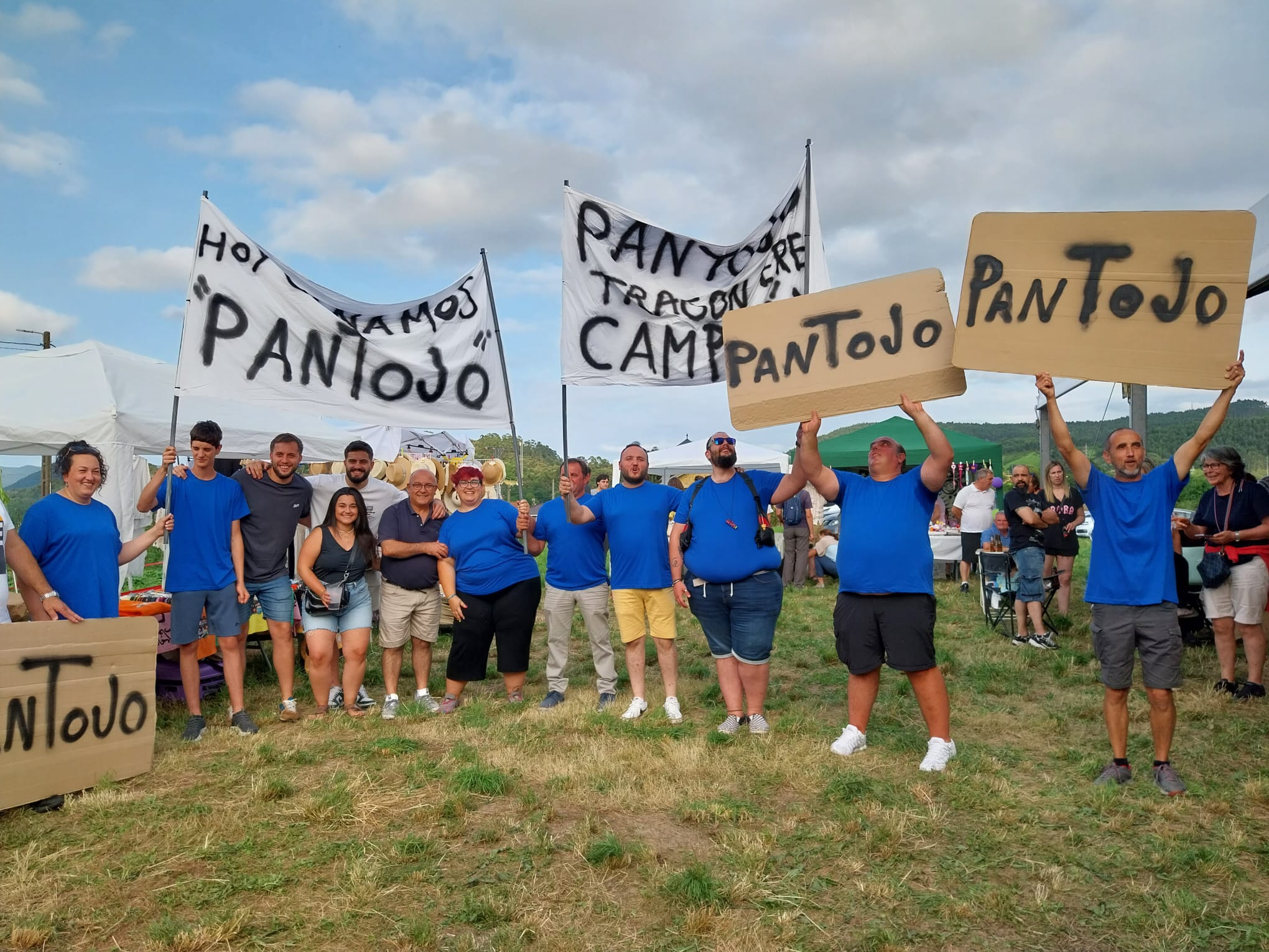 Amigos del ganador, Valentín Carrasco, animando con pancartas a pocos minutos del inicio del concurso