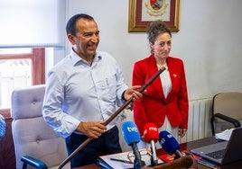 Joaquín Villegas (PP) con el bastón de mando que le entregó la regionalista Verónica Mantecón.