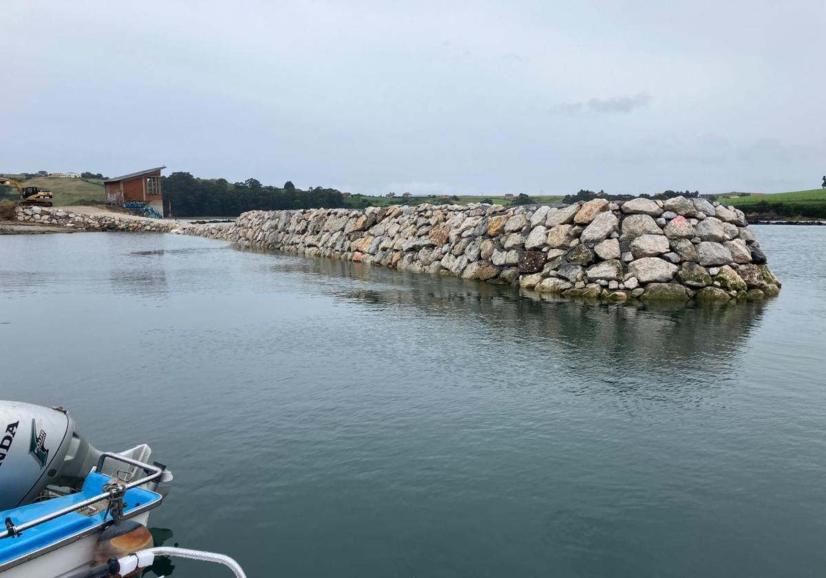 Vista general de la escollera que se ha construido en todo el puerto