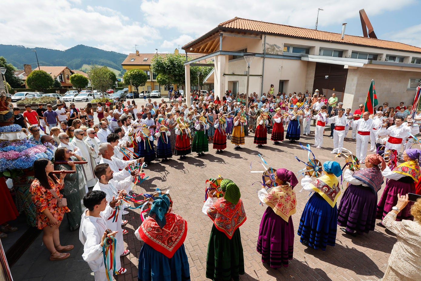 Los bailes y la música tradicional han dominado los actos en honor a la patrona local, tras la misa.