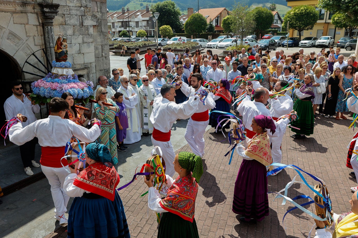 La plaza de Los Picayos se ha llenado de ritmo y color.