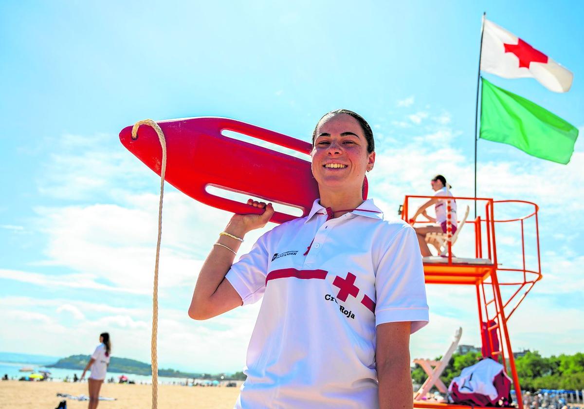 Marina Guitián, socorrista de Cruz Roja, en su puesto de la Segunda playa de El Sardinero.