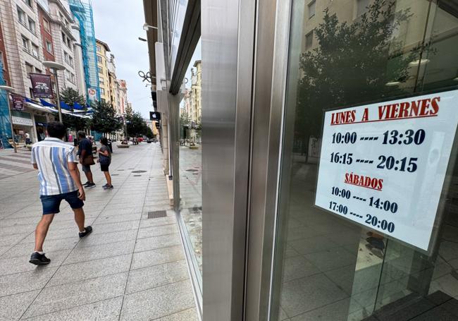 El cartel del horario de una tienda de la calle Juan de Herrera.