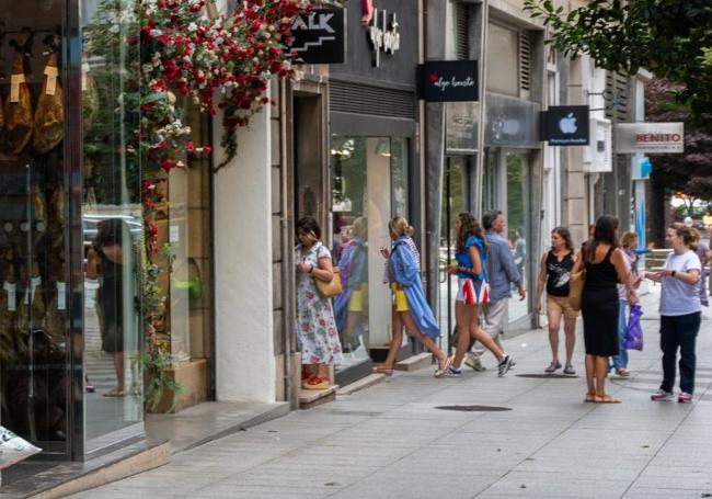 Varias personas entran a una tienda el miércoles al mediodía.