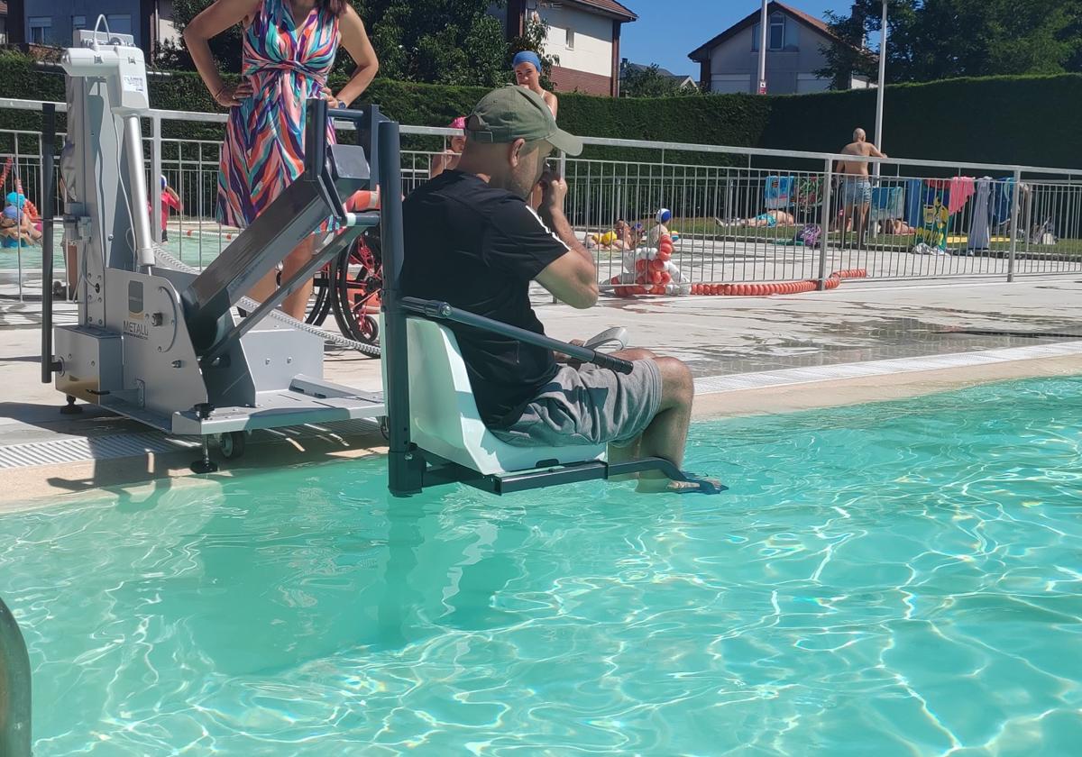 David García prueba el elevador instalado este mes de julio en la piscina municipal descubierta de Bezana.