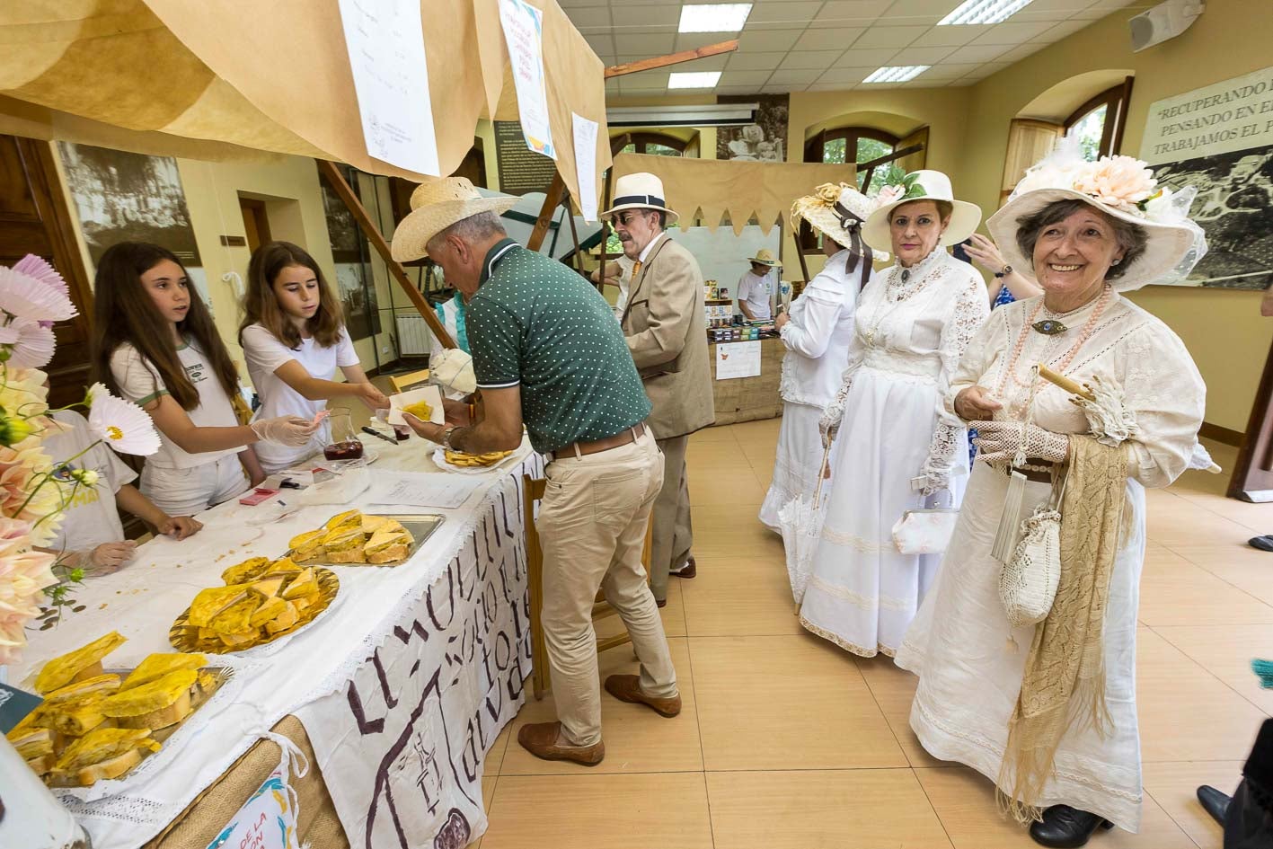 Los antiguos garajes del recinto volvieron a acoger los puestos de comida.