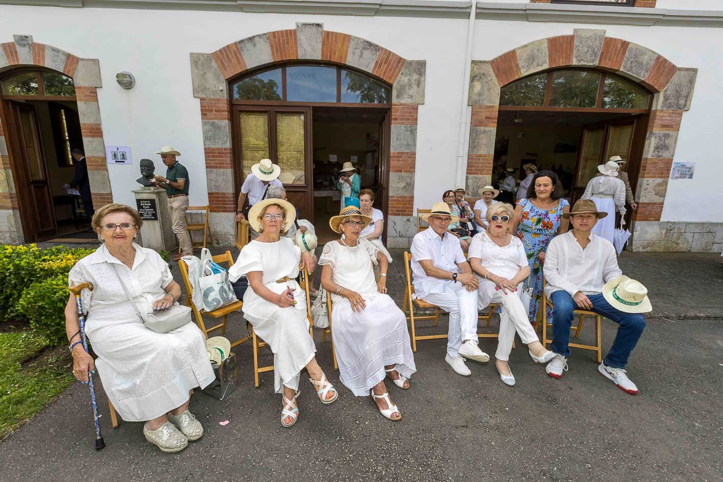 Parte del público que asistió vestido de blanco, como marca el protocolo, para favorecer la ambientación de la recreación.