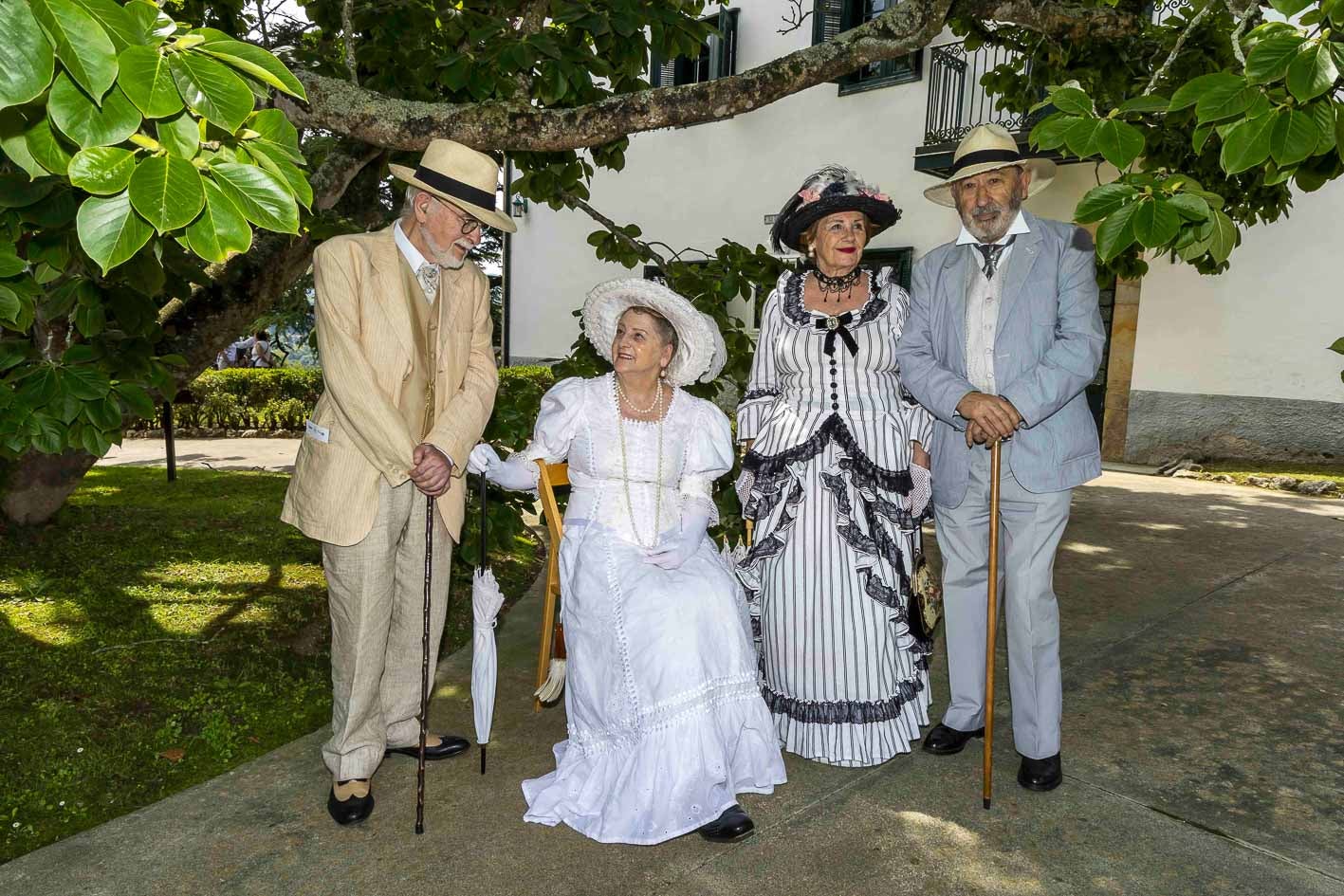 Hombres y mujeres que acudieron vestidos según la moda de finales del siglo XIX.