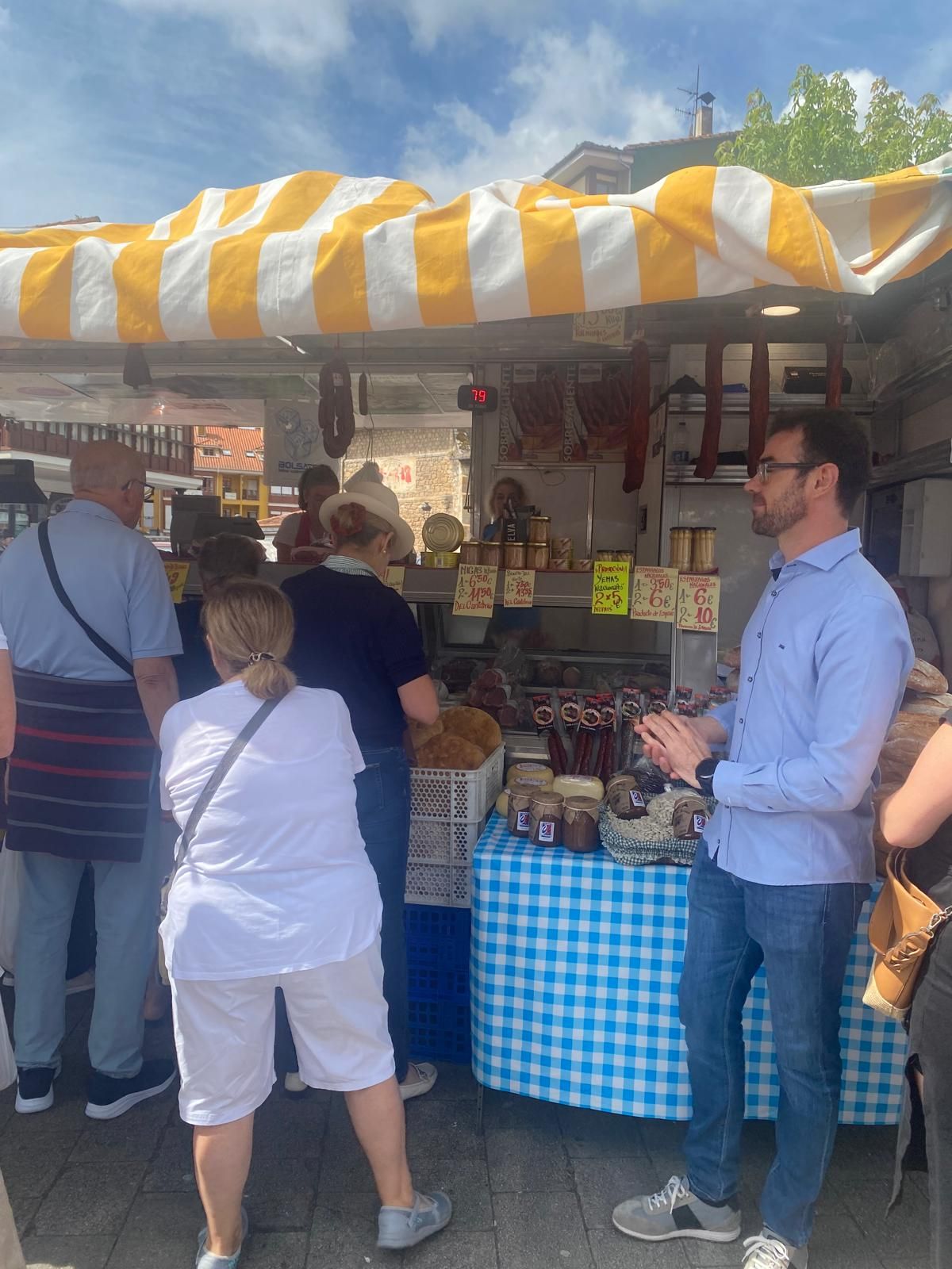 La visita que realizó también al mercadillo de Cabezón de la Sal. 