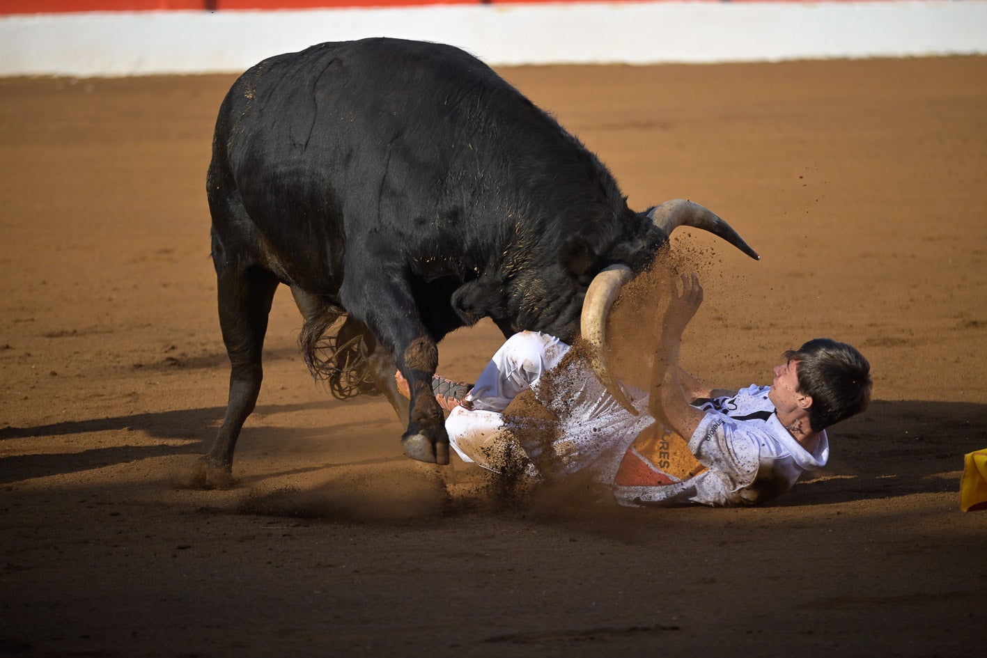 Asier Martín resultó volteado al dar un quiebro.