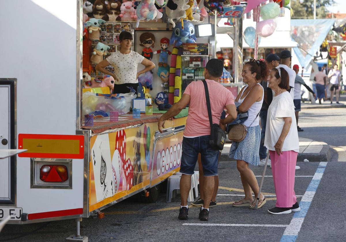 Vecinos se interesan por uno de los puestos del recinto ferial, el año pasado, en El Zapatón.