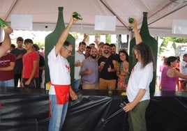 Grupos de amigos disfrutando de la sidra en Escalante.