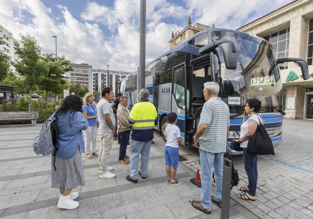 Usuarios afectados por las obras de la duplicación de la vía entre Santander y Muriedas, hace un año, hacen transbordo en Santander.