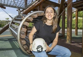 Lucía Agudo posa en el parque de Las Llamas con el casco con el que siempre desciende a las entrañas de las montañas cántabras.