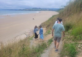 Camino habilitado por Naturea para acceder a la playa de Oyambre.