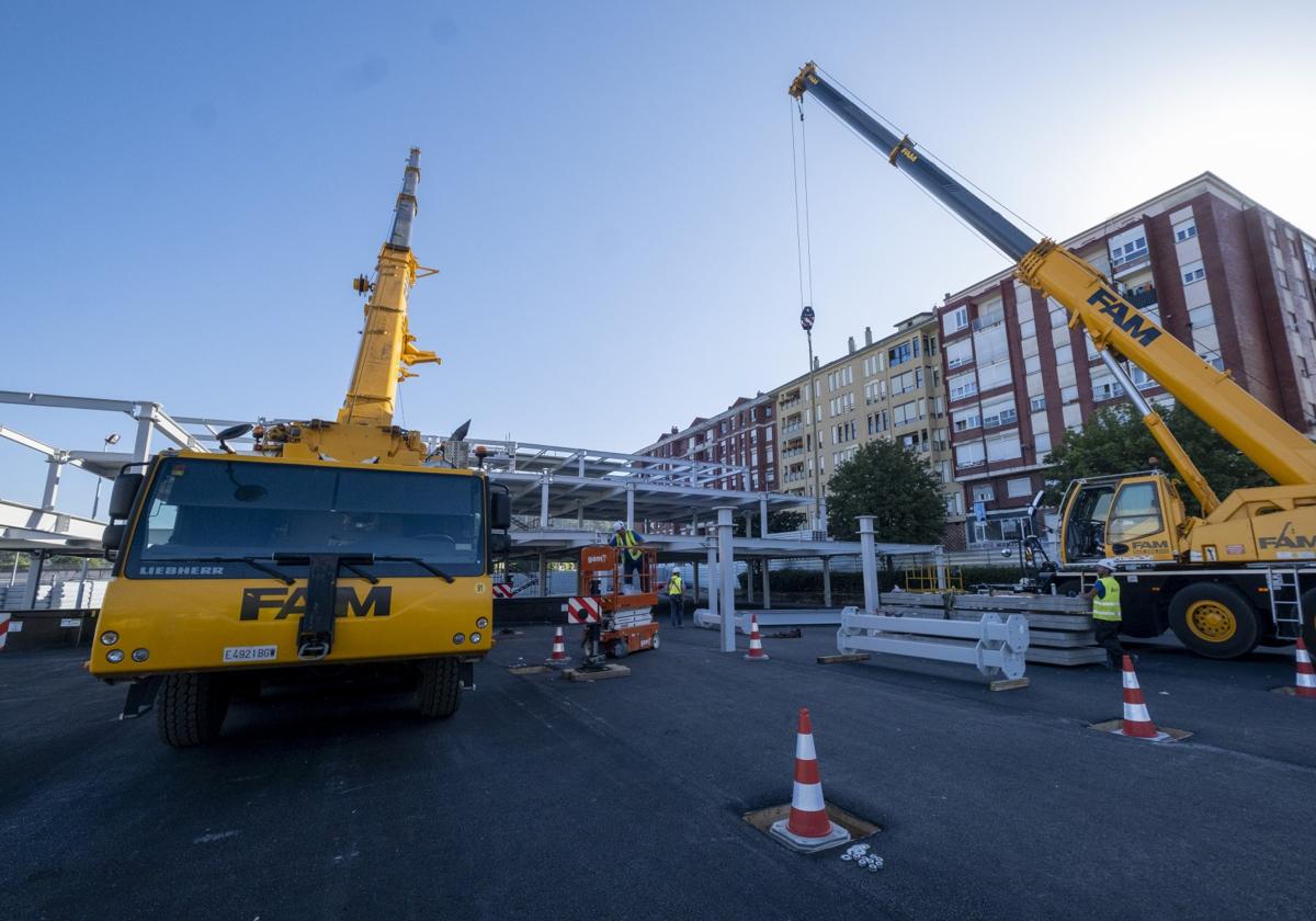 Operarios trabajan en la construcción del aparcamiento en altura en la finca de La Carmencita (Torrelavega).