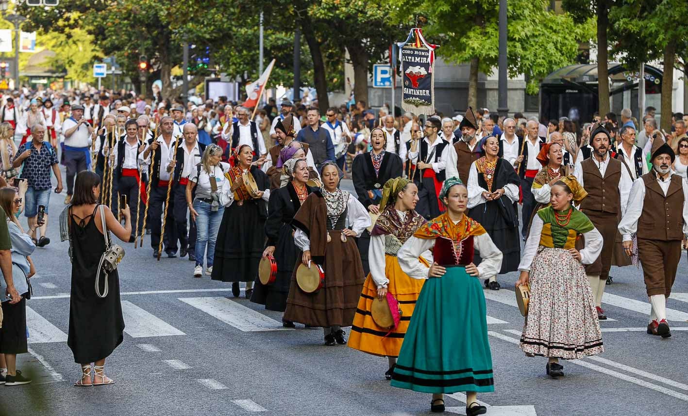 El desfile ha estado formado por cerca de una veintena de agrupaciones de música tradicional, grupos de danzas, coros y rondas.