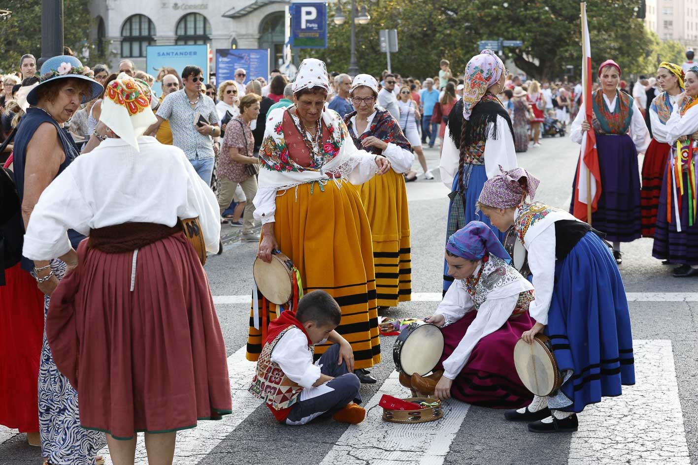 En el desfile había trajes regionales con protagonistas de todas las edades