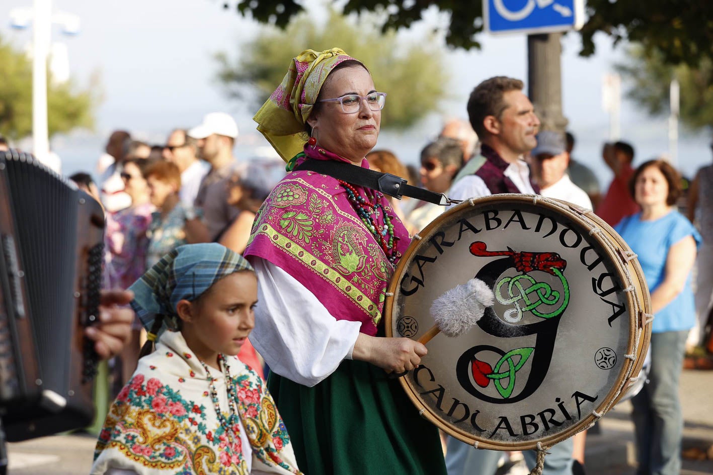 Miles de personas, repartidas desde Gamazo hasta el Ayuntamiento de Santander, contemplaron el desfile. 