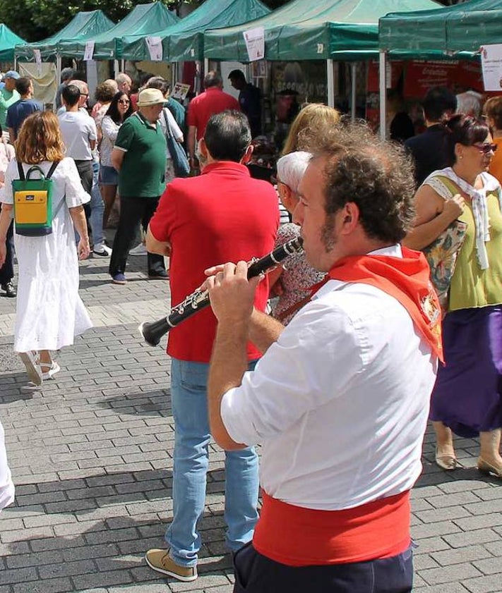 Imagen secundaria 2 - Los peñistas de San Mateo, charanga y visitantes en el mercado instalado en Reinosa.