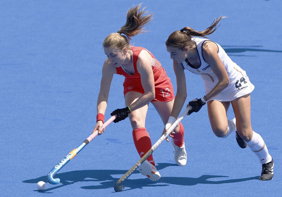 Alejandra Torres-Quevedo (derecha) pelea por la bola con la británica Charlotte Watson.