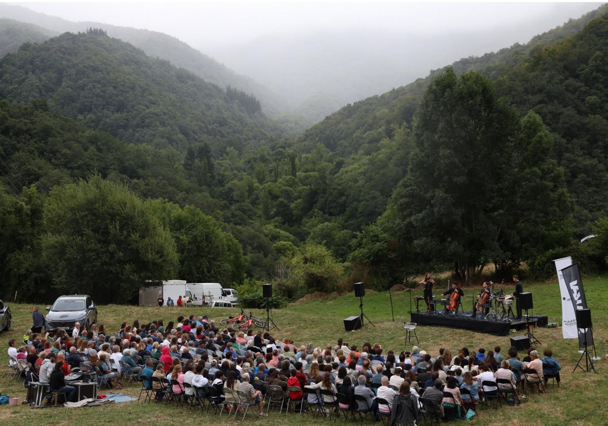 El concierto se ofreció en las inmediaciones de la localidad de Cueva