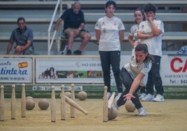 Marta Castillo birla para Camargo en el partido ante la Bolística con Cristina Cabielles, Noemí Pelayo y Rebeca Bustara al fondo.