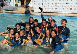 El equipo español de surf junior celebrando la medalla de oro en el campeonato Europeo.